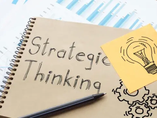 Mujer emprendedora activando su creatividad estratégica con ideas y estructura clara.