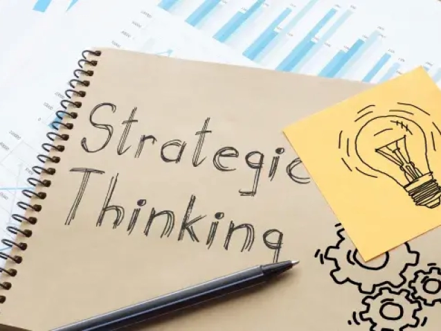 Mujer emprendedora activando su creatividad estratégica con ideas y estructura clara.